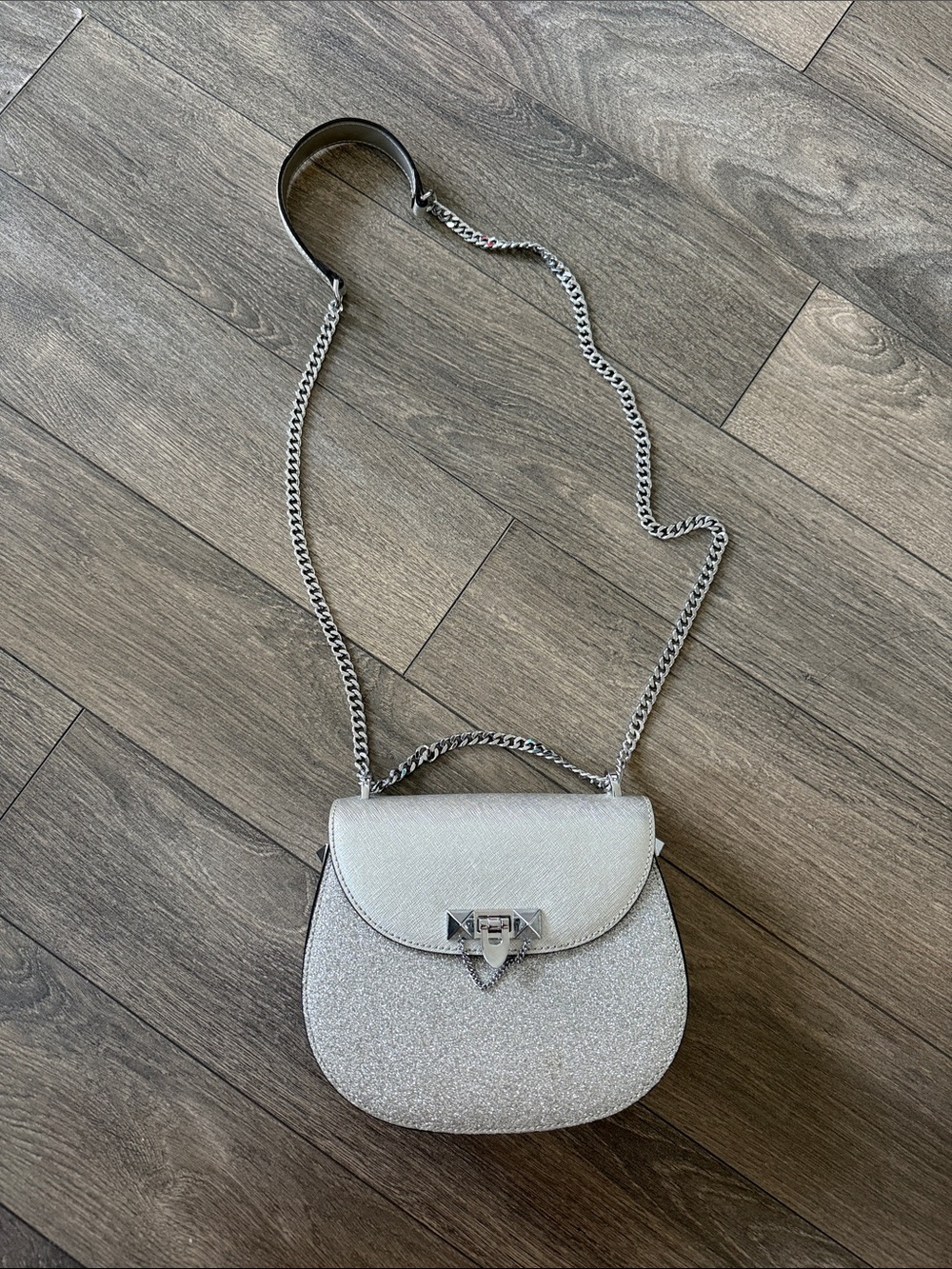 Silver Glitter Chain Crossbody Bag with Turn-Lock Closure
